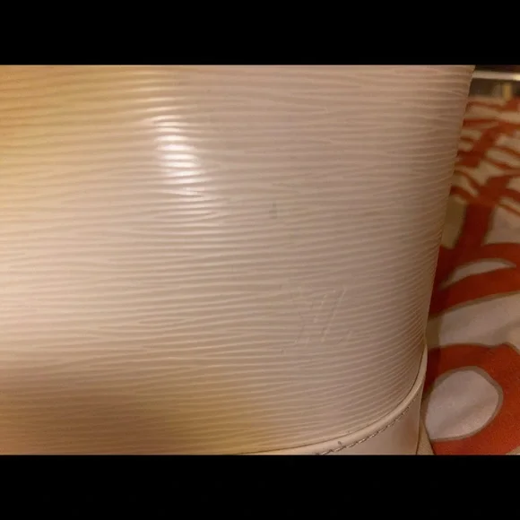 Authentic Louis Vuitton Alma Epi - Picture 5 of 8